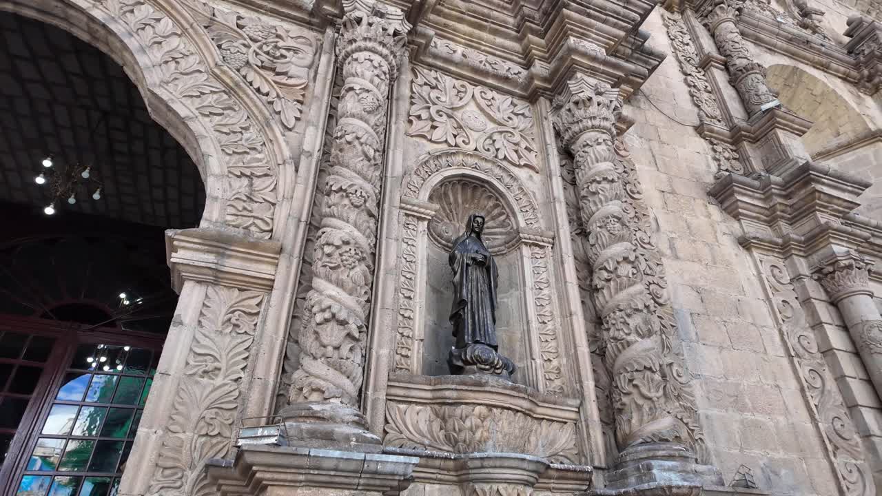 Entalhes intrincados na fachada da Basílica de São Francisco em La Paz, Bolívia.