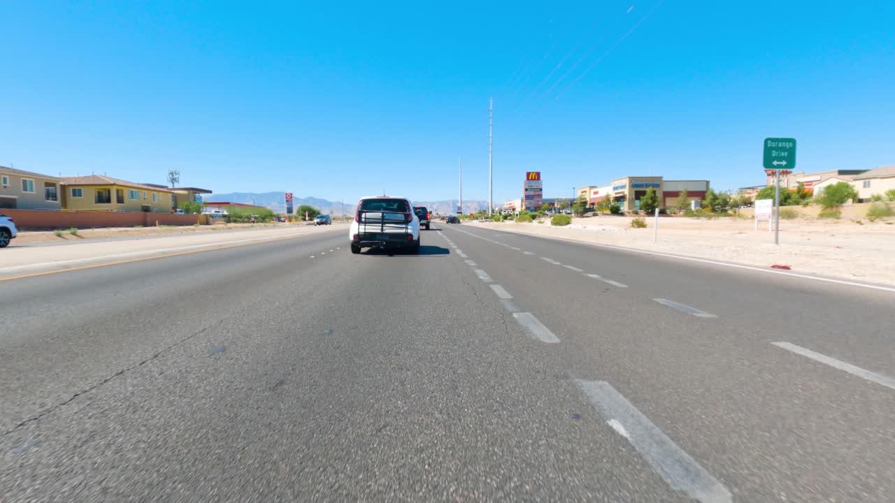 도로에서 자동차를 운전하는 pov