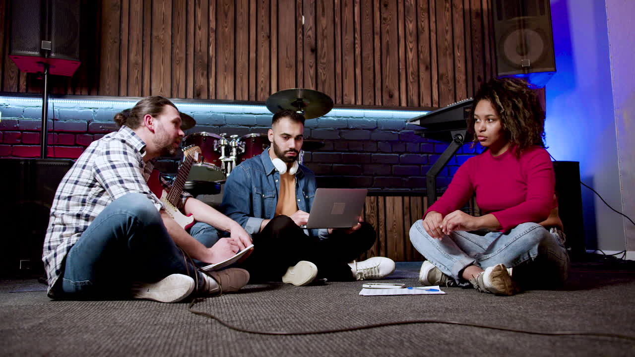 스튜디오에 있는 음악 그룹