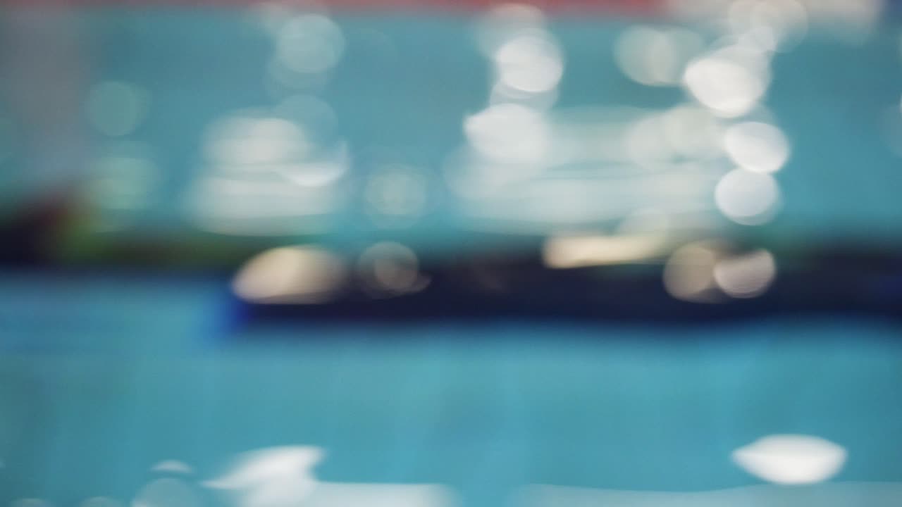 흐릿한 수영장 물