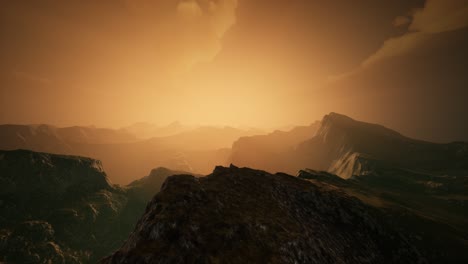altos picos montañosos cubiertos con una dramática niebla pesada