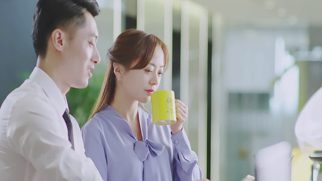 두 명의 친절한 동료들이 차를 마시며 커피에서 리노베이션 전략에 대해 이야기합니다.