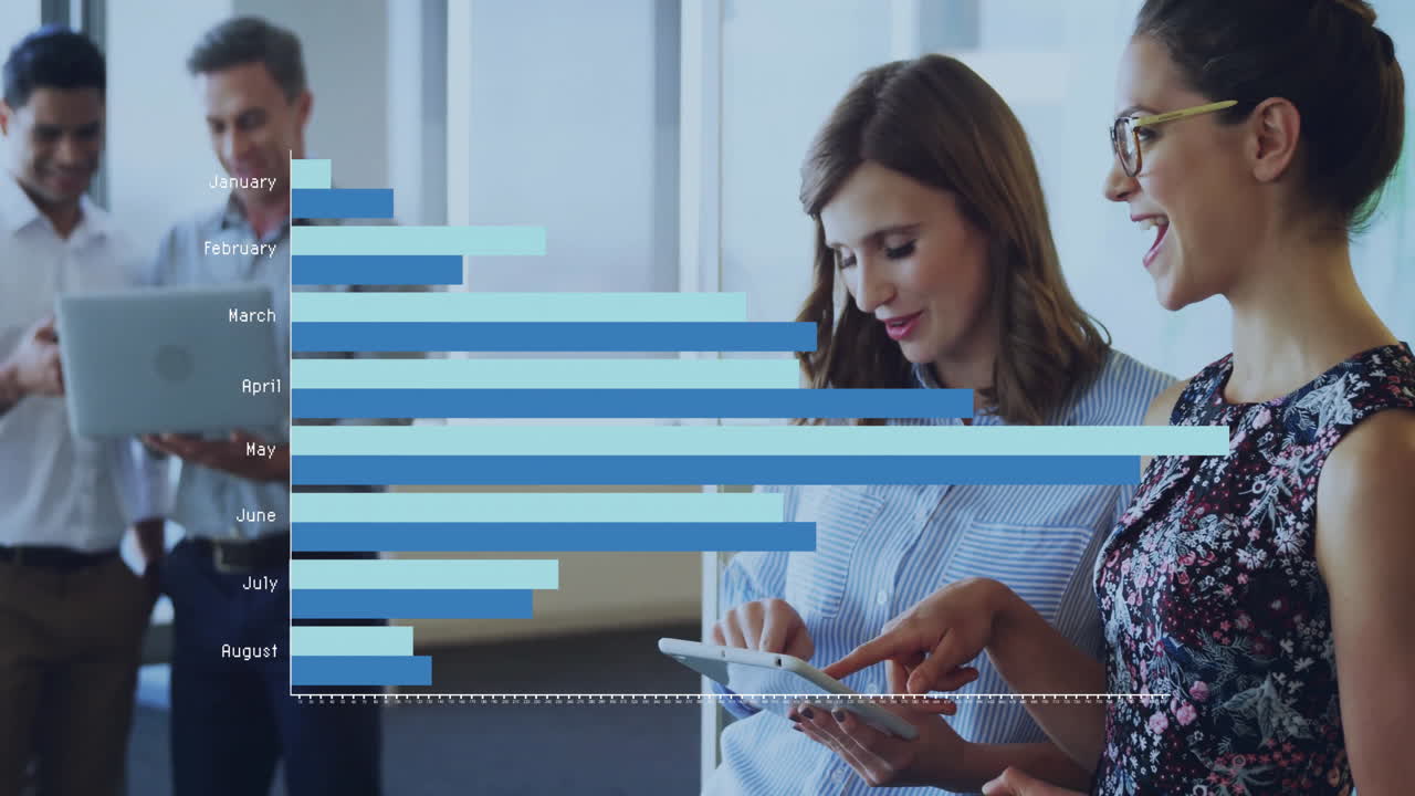 animación del procesamiento de datos financieros sobre diversas personas de negocios en la oficina