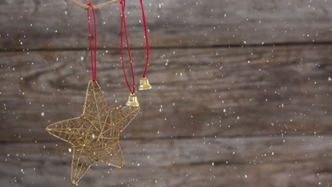 la nieve cayendo con la decoración de la estrella de navidad en la madera