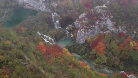 Destino-Turístico-De-Plitvice-Con-Cascadas-Cubiertas-De-Niebla,-Antena