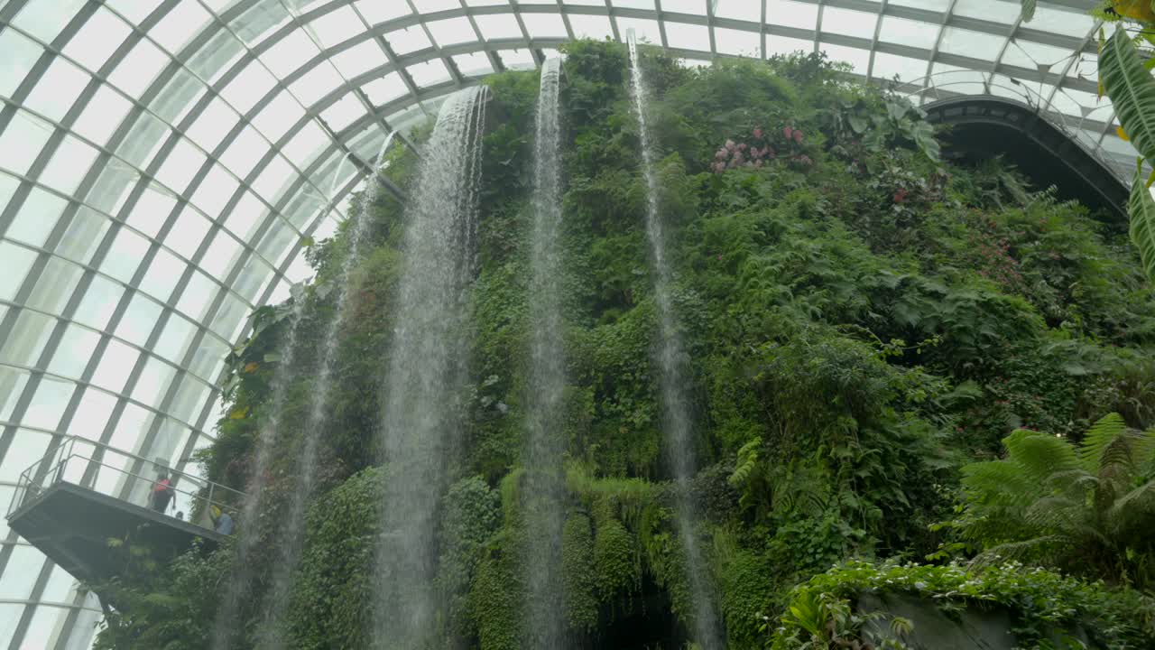 구름 숲 정원 바이 더 베이 싱가포르 틸 샷 메인 폭포