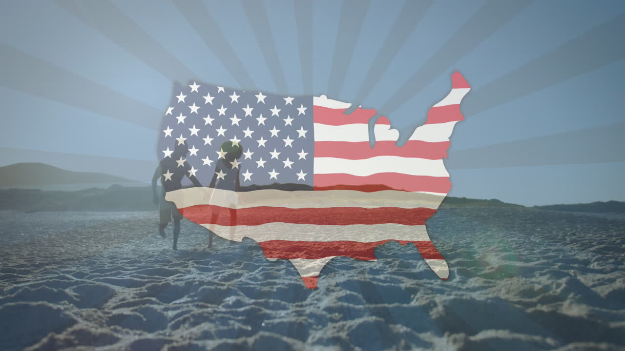 Bandiera americana che sventola sopra una mappa degli Stati Uniti sullo sfondo di una coppia che si tiene per mano e corre in spiaggia.