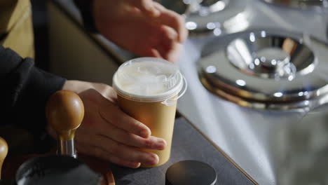 barista preparando una bebida de café