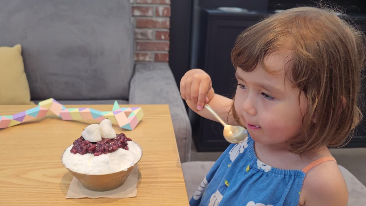 chica joven comiendo patbingsu, un postre coreano de hielo afeitado