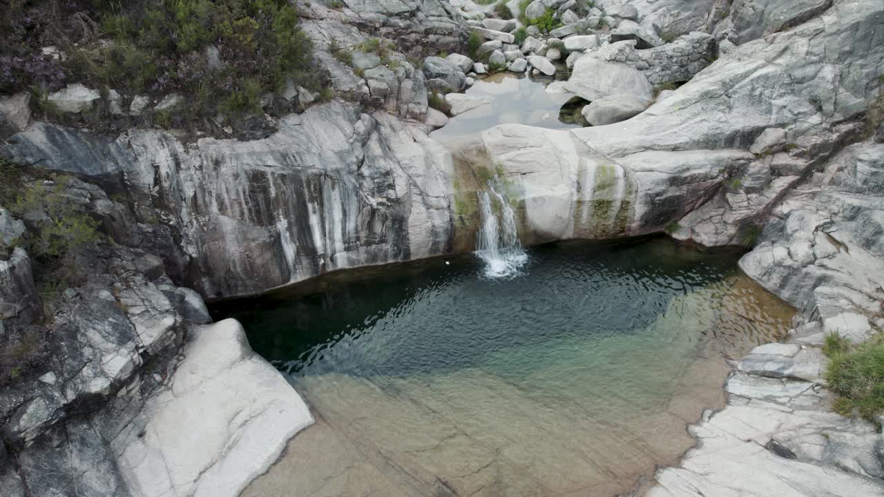hermosa piscina natural con agua cristalina formada entre rocas en la naturaleza