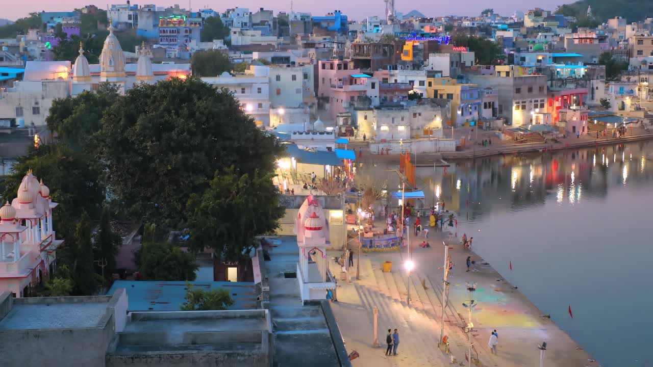 pushkar es una ciudad en el distrito de ajmer en el estado indio de rajasthan. es un lugar de peregrinación para hindúes y sikhs. pushkar tiene muchos templos. rajasthan india.