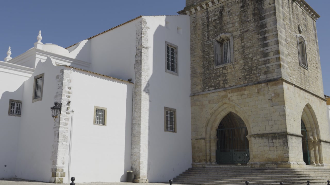Exterior view of the Faro Cathedral showcasing its historic architecture and facade.