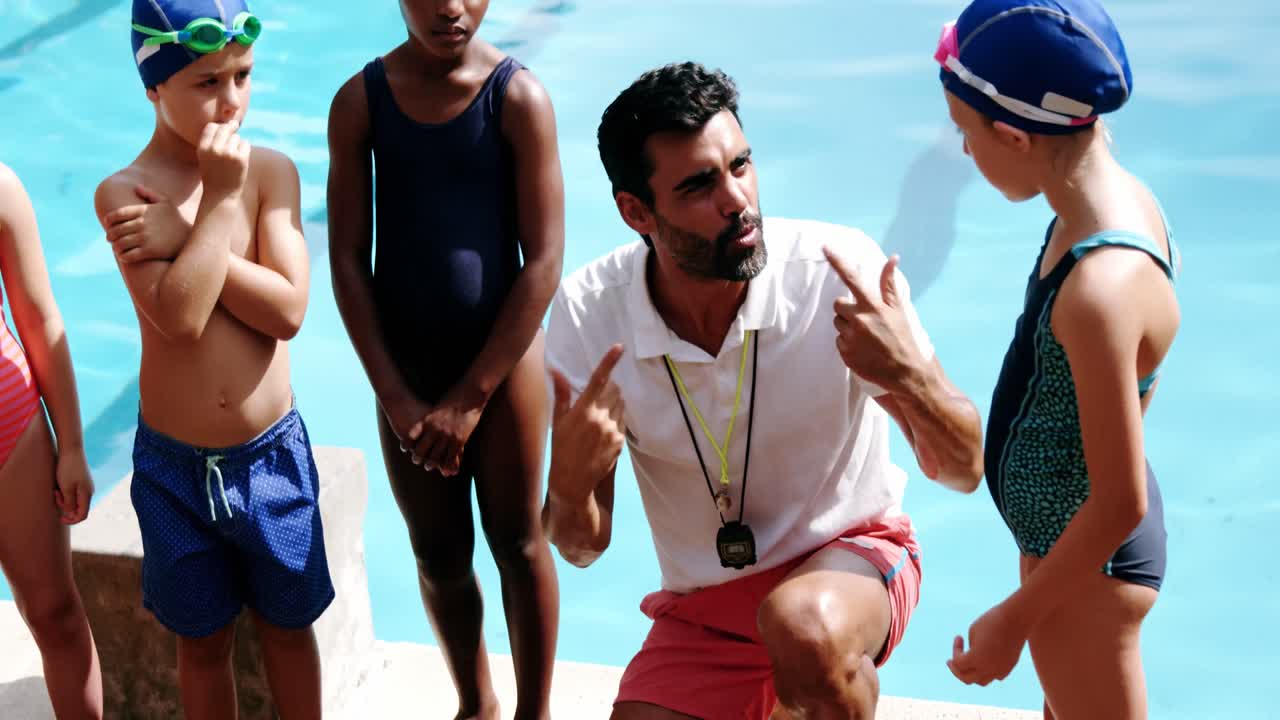 남성 트레이너가 학생들을 훈련시키고 있습니다.