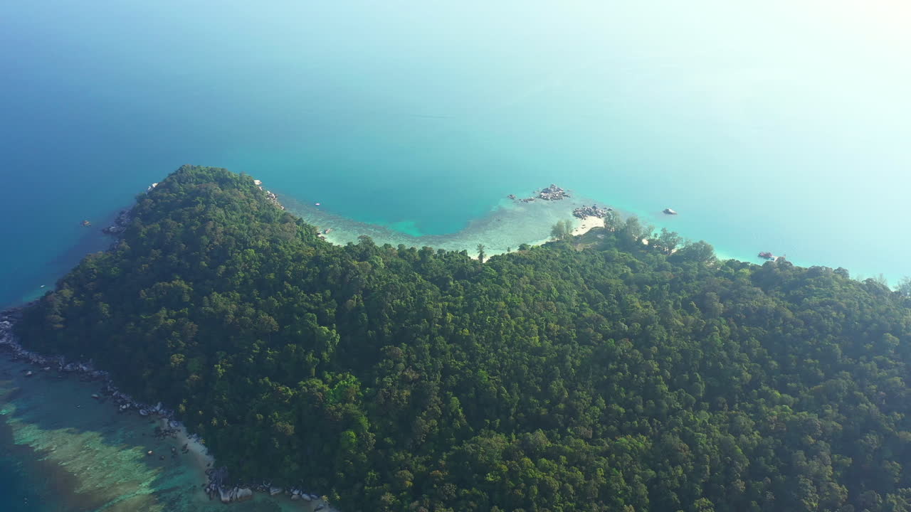 바다가 육지를 만났을 때 첫눈에 보이는 사랑이었습니다.