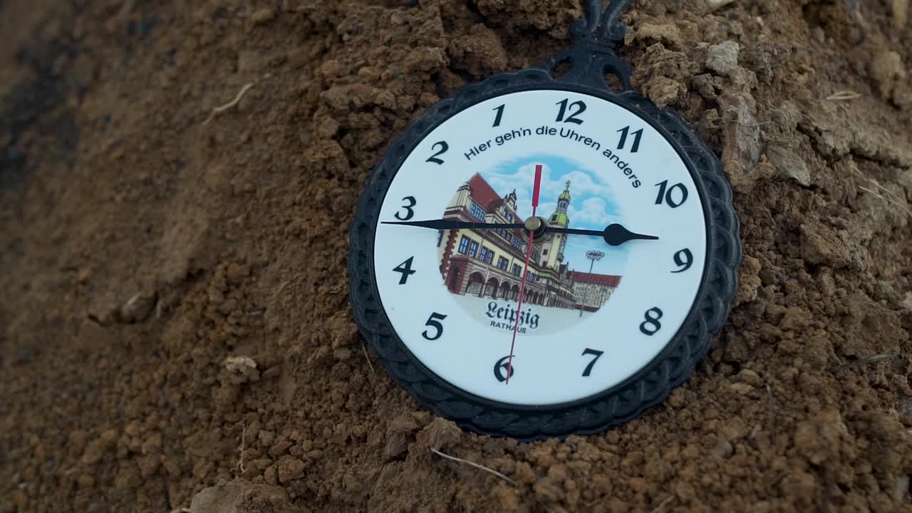 Kleine Uhr auf Erde
