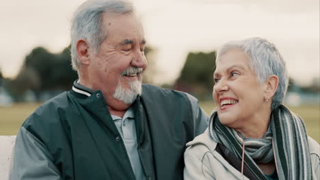 Cara,-Sonrisa-Y-Felicidad-Con-Una-Pareja-Mayor-Al-Aire-Libre