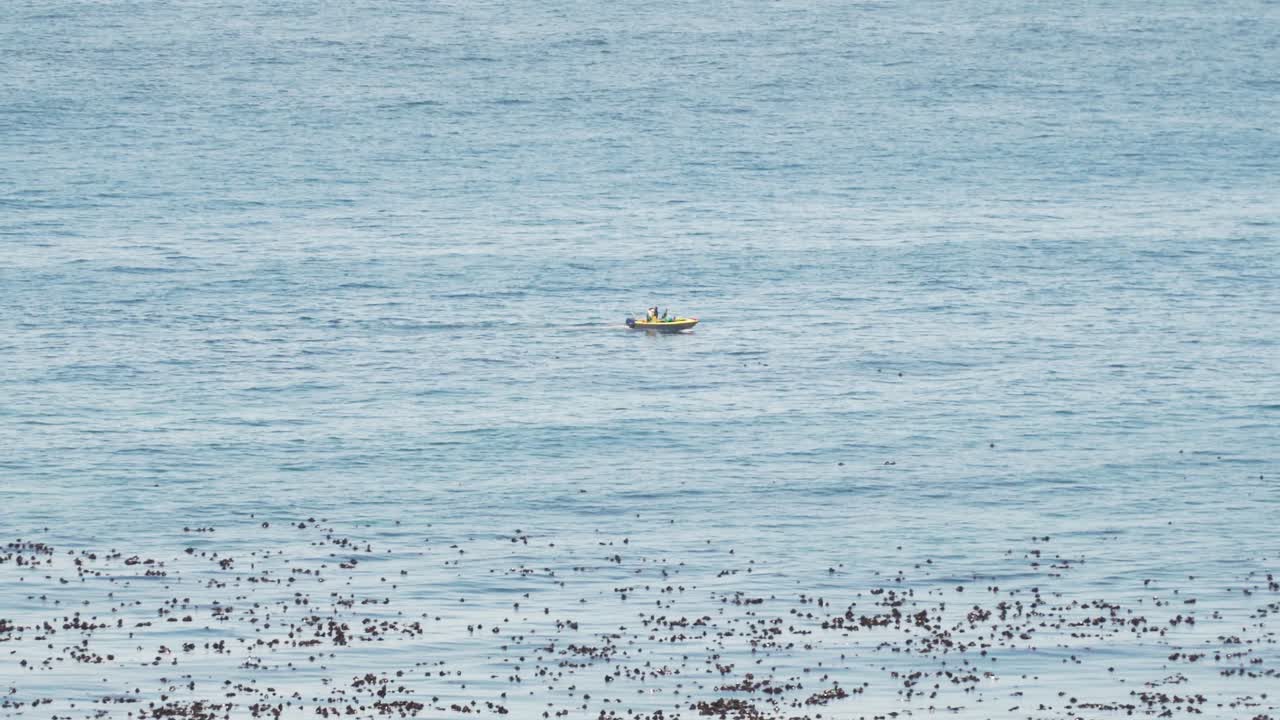 남아프리카 케이프 타운의 바다에서 항해하는 보트의 전망 - 와이드