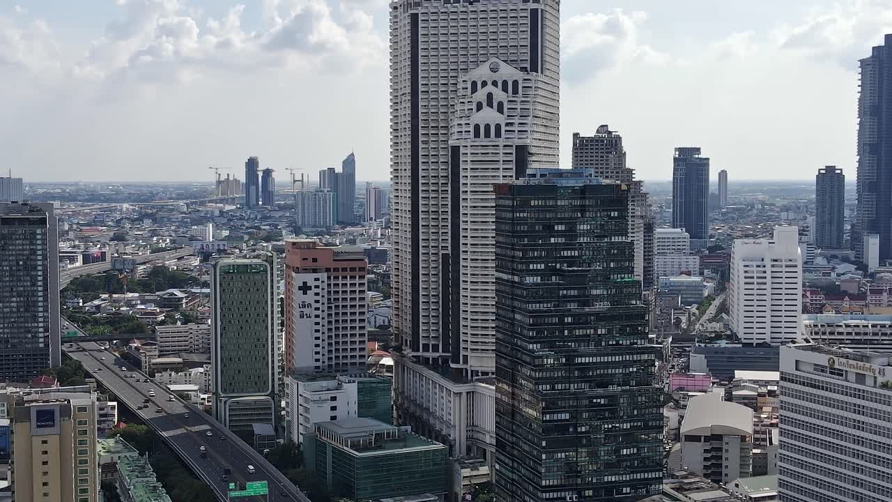 Vista da cidade de Bangkok com prédios altos e ruas movimentadas na Tailândia