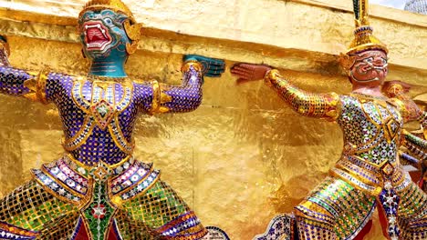 estatuas coloridas en un templo de bangkok
