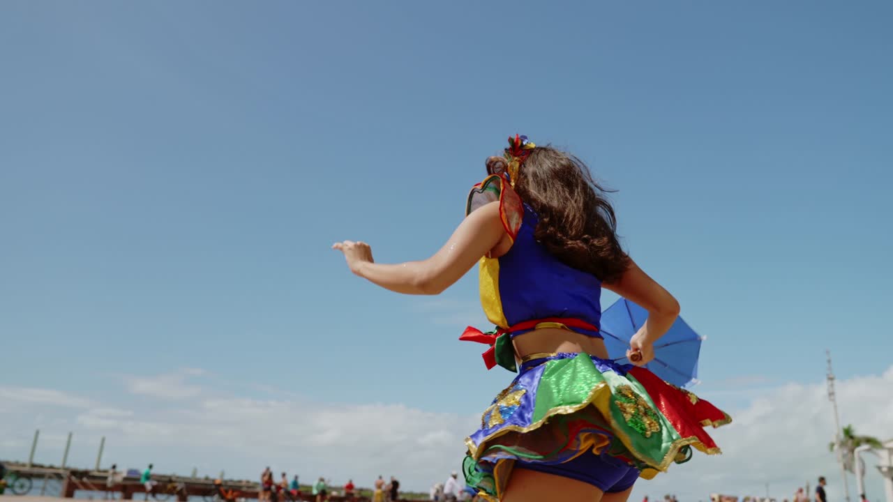 Ballerino di Frevo al carnevale di strada a Recife, Pernambuco, Brasile
