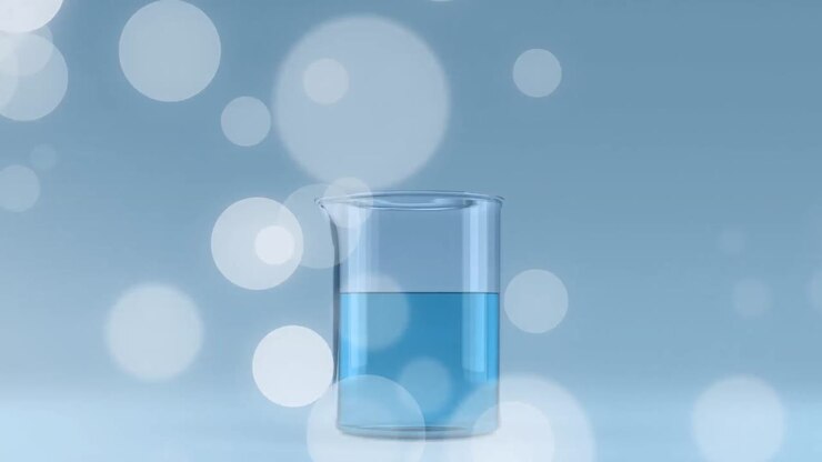 Animazione di bagliori della lente e becher con liquido blu su sfondo blu.