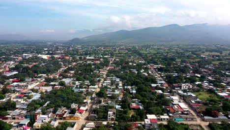 vista aérea de los suburbios de la ciudad de oaxaca en méxico, filmada por un dron con desplazamiento horizontal en un área concurrida y horizonte en el fondo