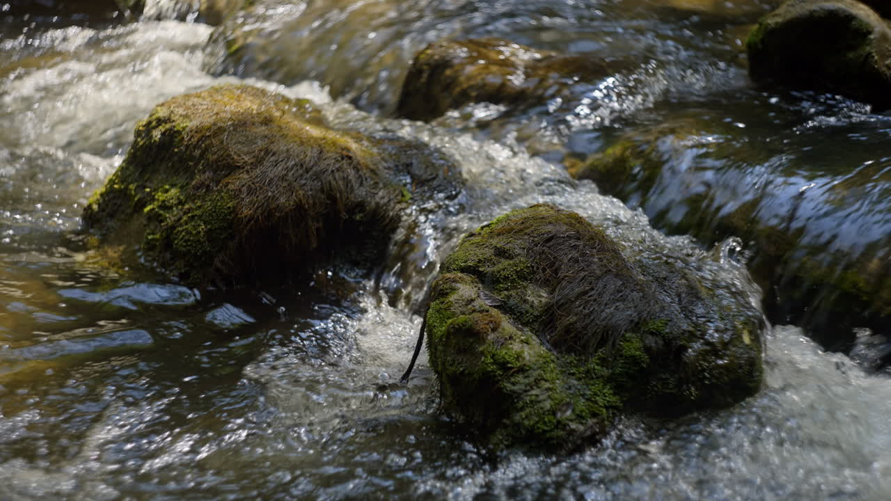 Acqua che scorre sulle rocce