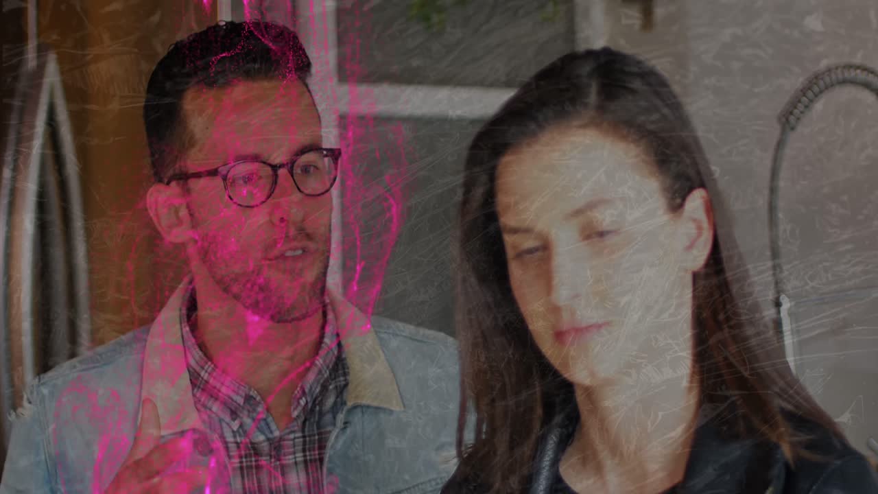 animación de llama rosa sobre una pareja caucásica discutiendo