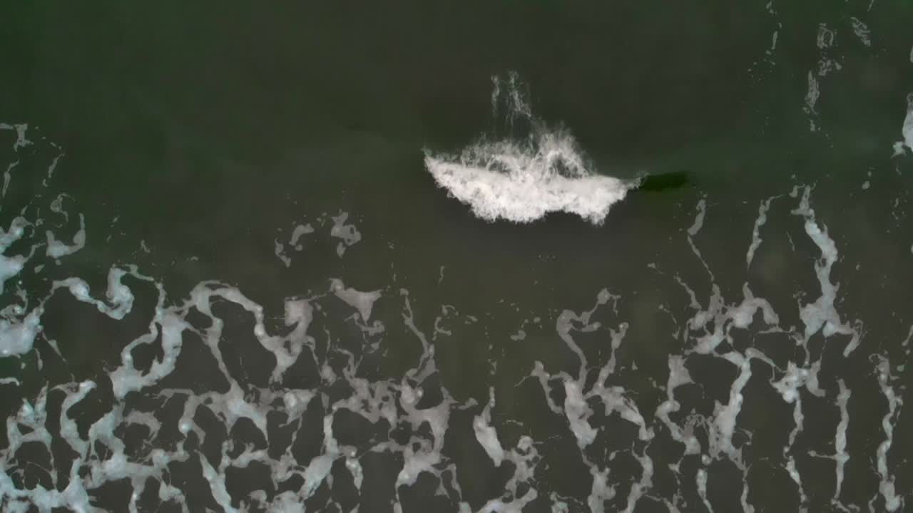 plano superior aéreo de olas en cámara lenta