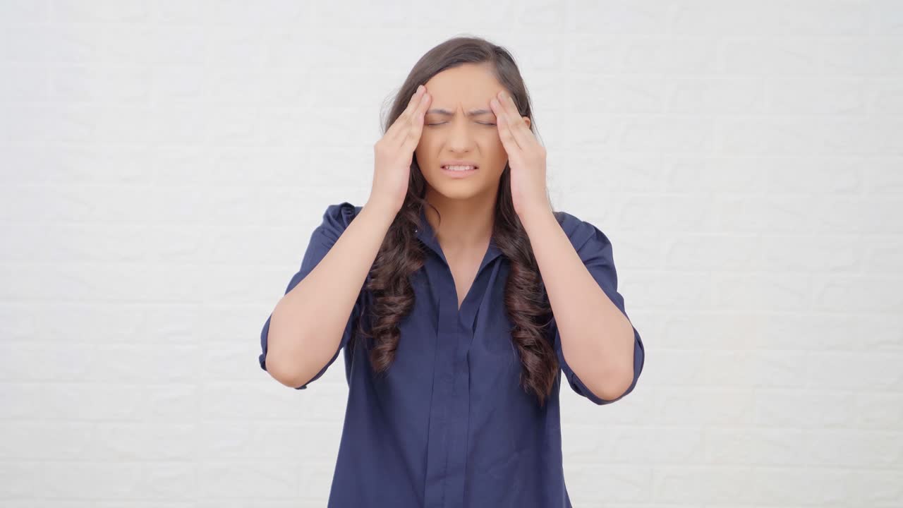 chica india estresada y tensa