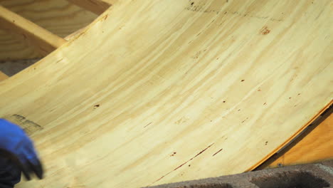 plataforma de rampa de madera aplanada manualmente con primer plano de peso humano