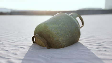 viejo tanque de gas metálico oxidado en la playa