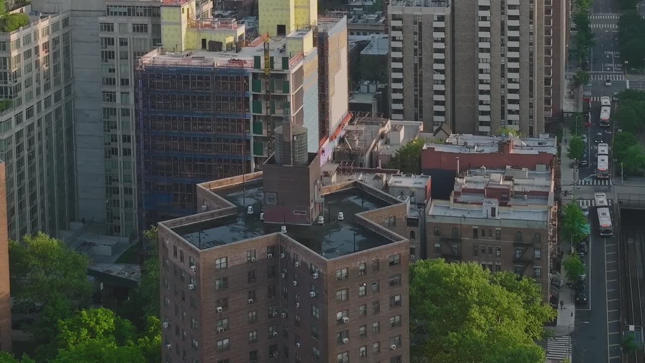 Vista aérea de complejo residencial de ladrillo en Nueva York