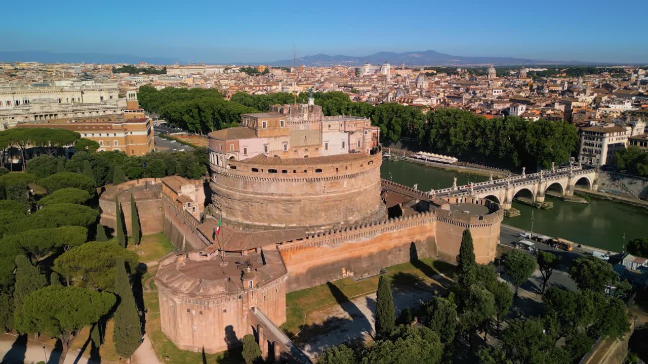 Drone orbita sopra Castel Sant'Angelo nella storica Roma, Italia. Città Eterna.