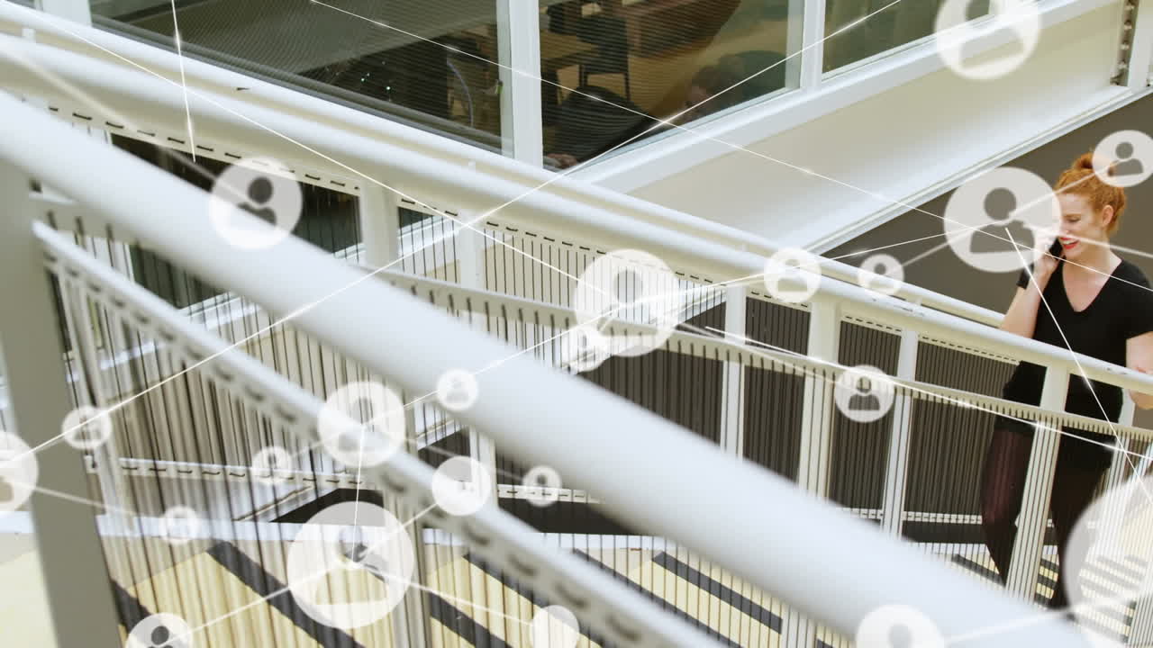 animación de la red de iconos de perfil sobre mujer de negocios caucásica hablando en teléfono inteligente en la oficina.