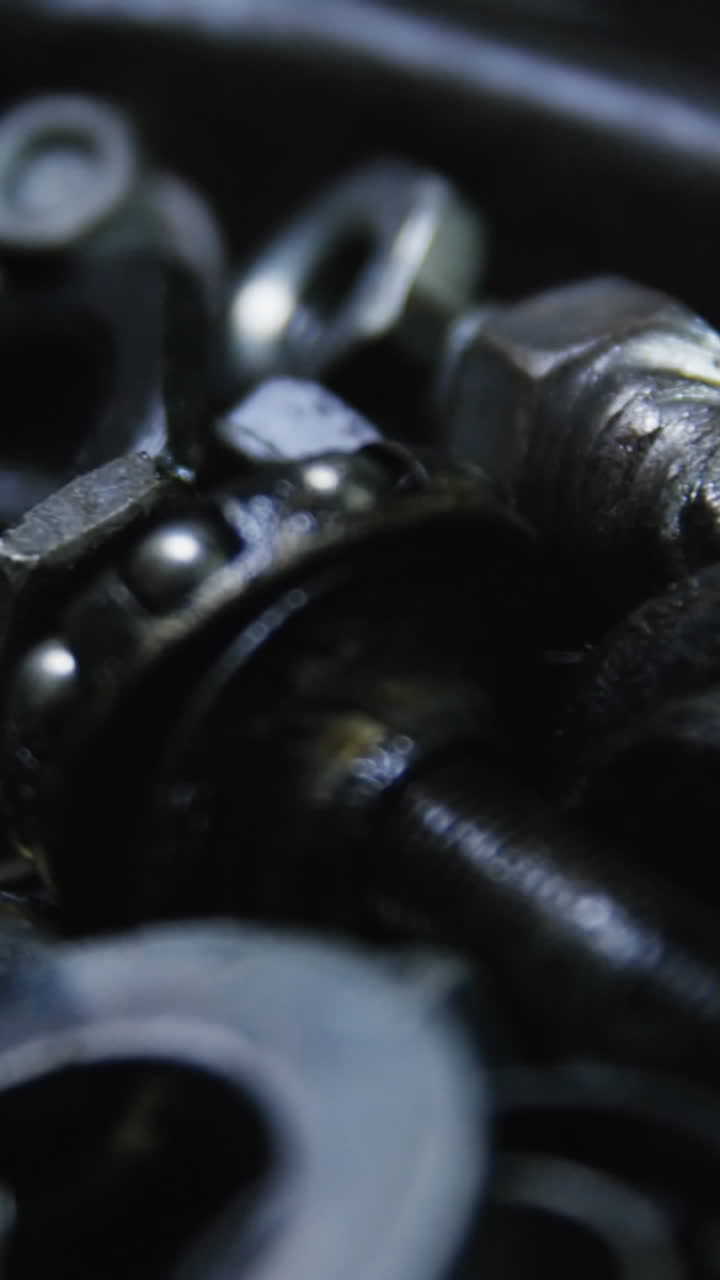 mecánicos de piezas de bicicletas en el taller