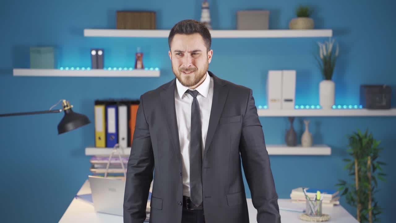 hombre de negocios cansado en la oficina que sufre de dolor de cabeza y dolor en los ojos.