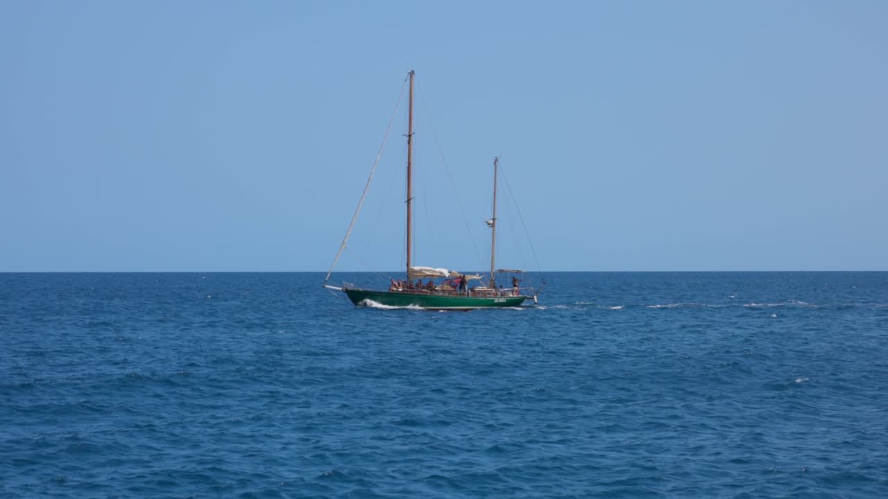 barco de vela en el océano