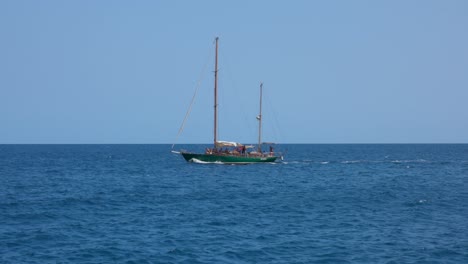 barco de vela en el océano