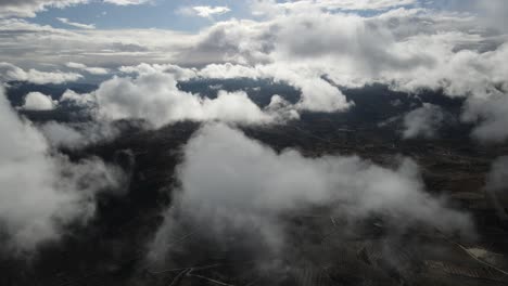 nubes en el cielo bajo tierras de cultivo