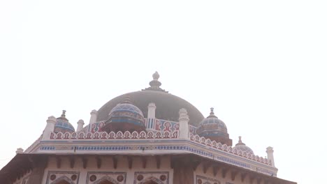 Nila-Gumbad-De-La-Vista-Exterior-De-La-Tumba-De-Humayun-En-La-Mañana-Brumosa-Desde-Una-Perspectiva-única