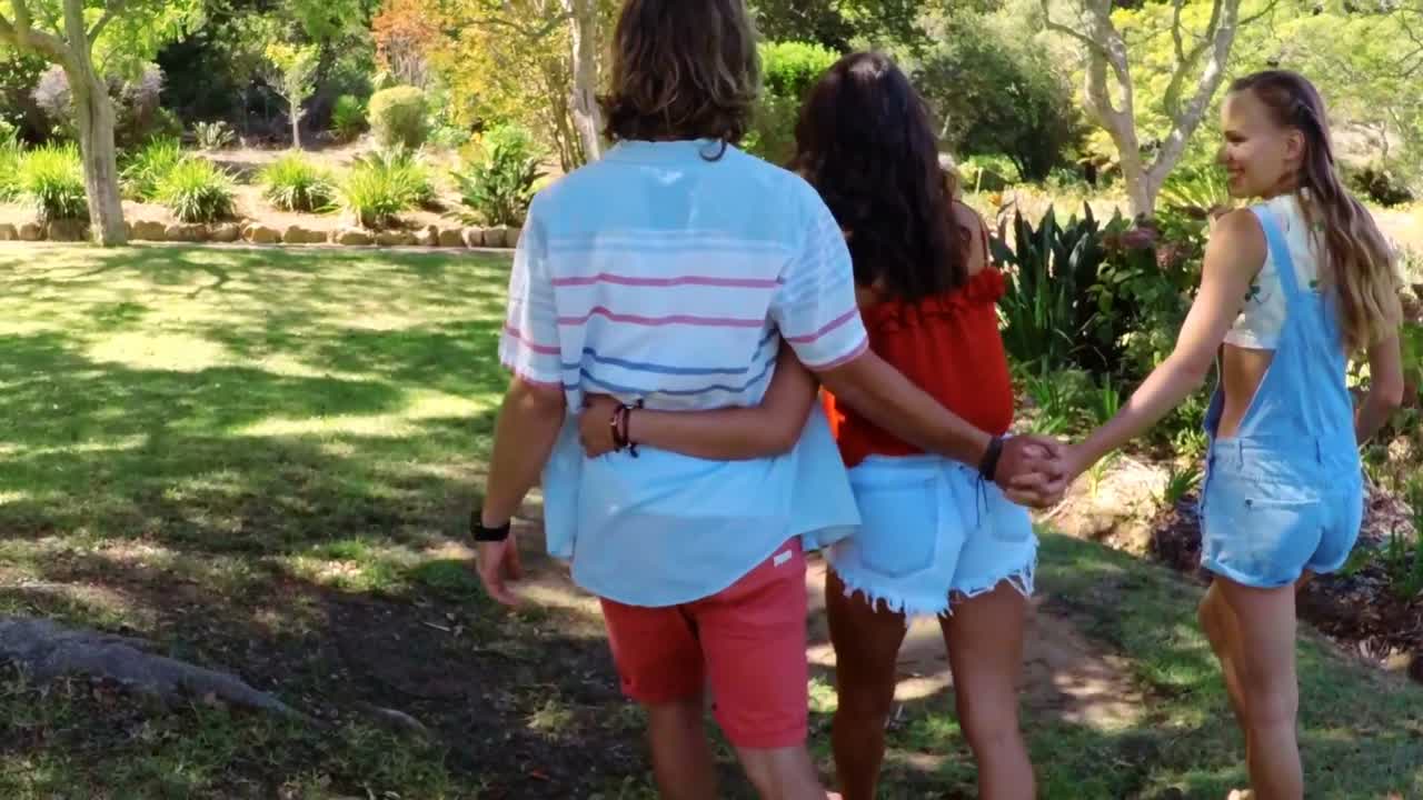 여자친구와 함께 걸어다니는 불 ⁇ 한 남자