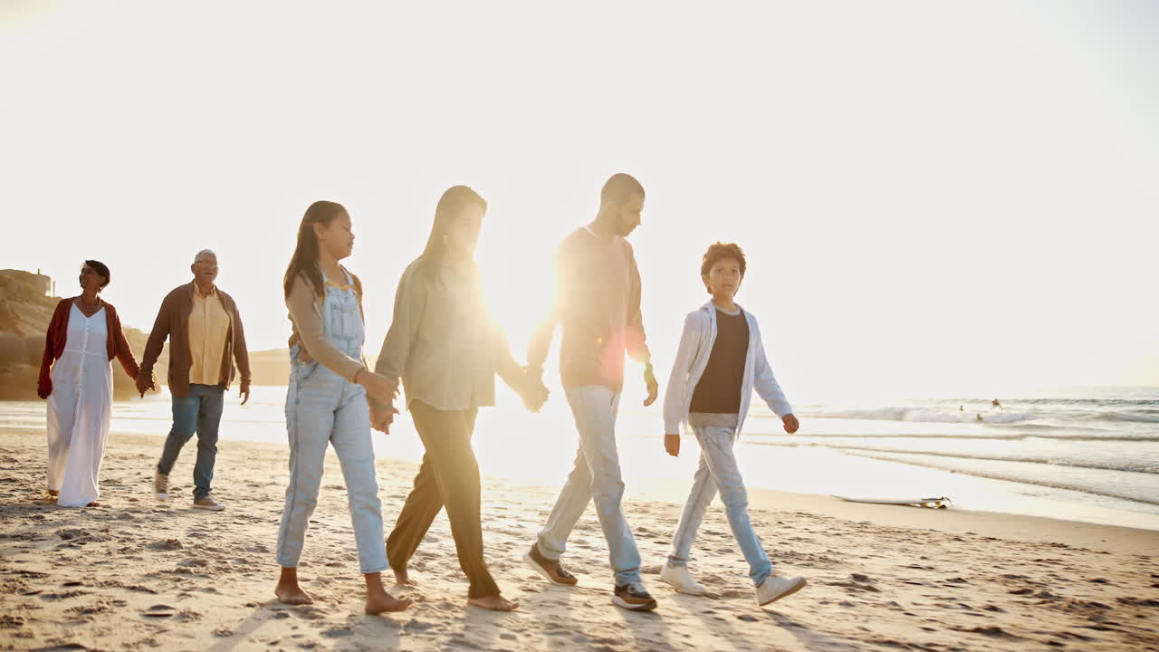 해가 지고, 산책하고, 해변에 있는 큰 가족