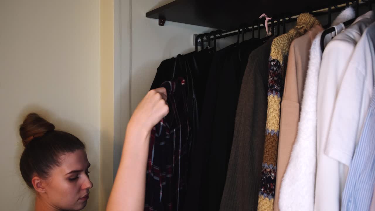 옷장 에서 옷 을 정리 하는 여자