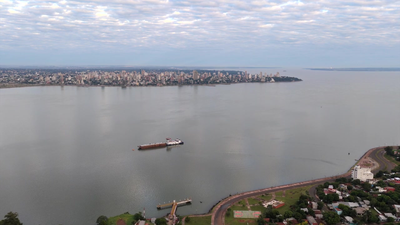 Vista con drone di Posadas, provincia di Misiones, Argentina, vista attraverso il fiume Paraná da Encarnacion, Paraguay.