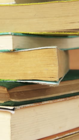 pila de varios libros en un escritorio