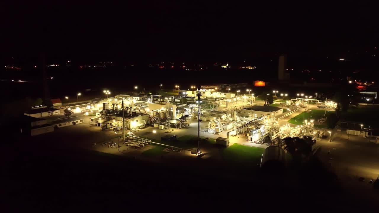 una perspectiva completa de la instalación de quema de gas - toma aérea de un dron