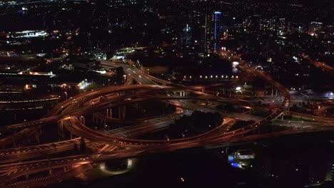 Vista-Aérea-De-Los-Vehículos-Que-Conducen-En-Los-Intercambios-De-Carreteras-Concurridas-Del-Enlace-Del-Aeropuerto-Y-La-Circunvalación-Del-Centro-De-La-Ciudad-En-Brisbane,-Australia