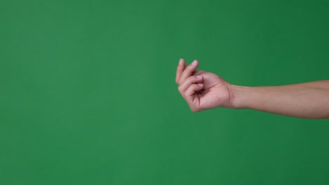 mano pidiendo dinero sobre fondo verde