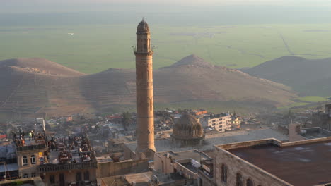 la telecamera ingrandisce verso la moschea mardin ulu